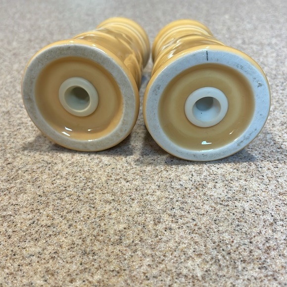 2003 Longaberger salt and pepper shakers  with coverlet and handmade basket - Picture 11 of 13